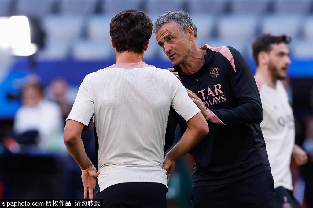 5-0!巴黎欧冠问鼎,恩里克“脱”颖而出!与柔道巨兽熊抱,致敬国米,燃爆慕尼黑!