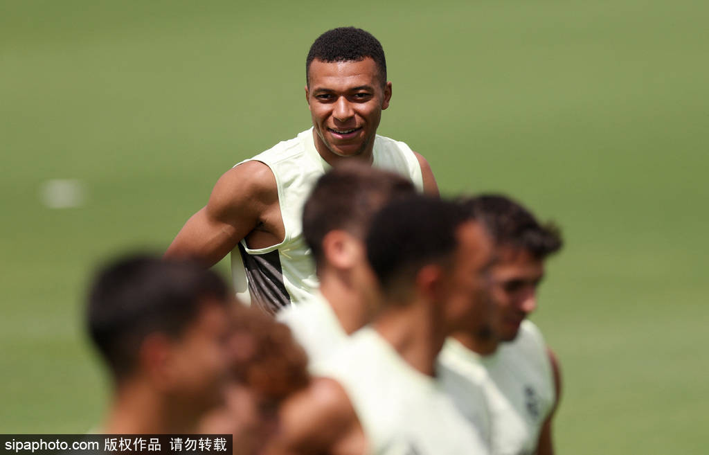 恩里克怒斥裁判,皇马迎战多特蒙德:世俱杯悬念迭起!